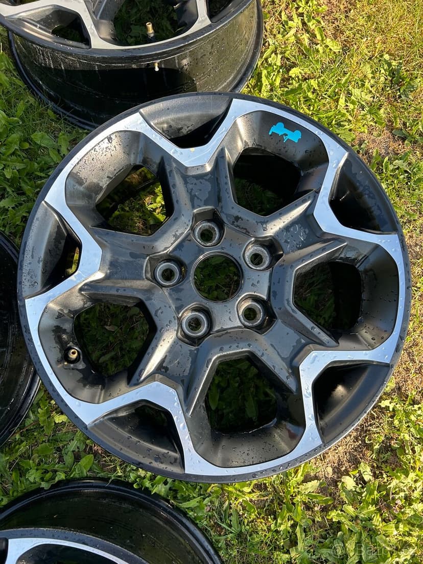 Nové disky alukola kola Jeep Wrangler JL JK Gladiátor r17