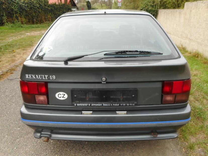 Renault 19 I šedá metalíza