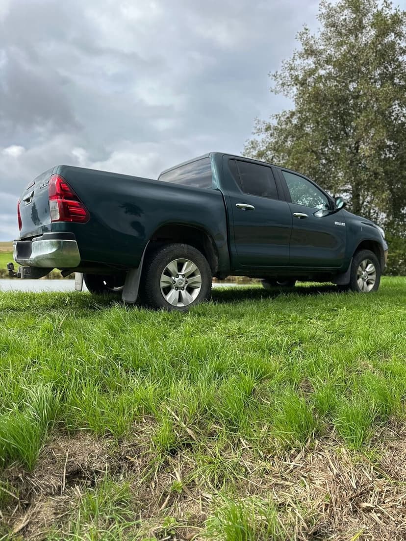 Hilux střední výbava