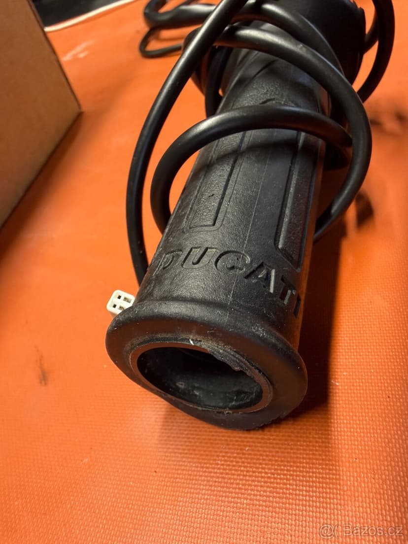 Ducati Streetfighter v4 sada vyhřívaných gripu