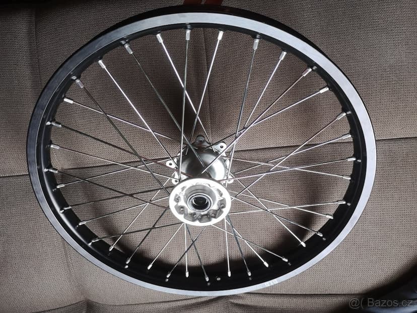 Honda CRF 450R, 2022, nové přední kolo.