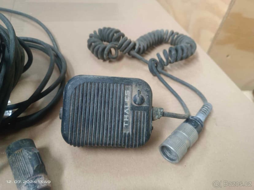 Stolek a díl k vysílačce. Humvee Hummer H1