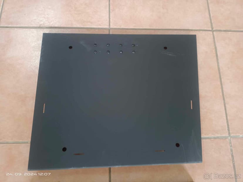 Kryty boxů zadních sedaček. Humvee Hummer H1