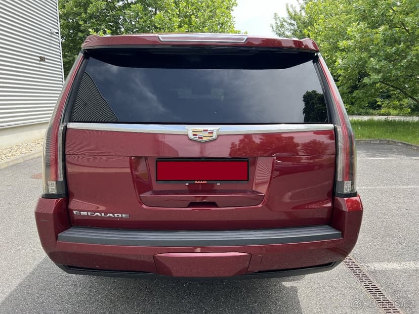 2016 Cadillac Escalade ESV, dlouhá verze, Platinum výbava