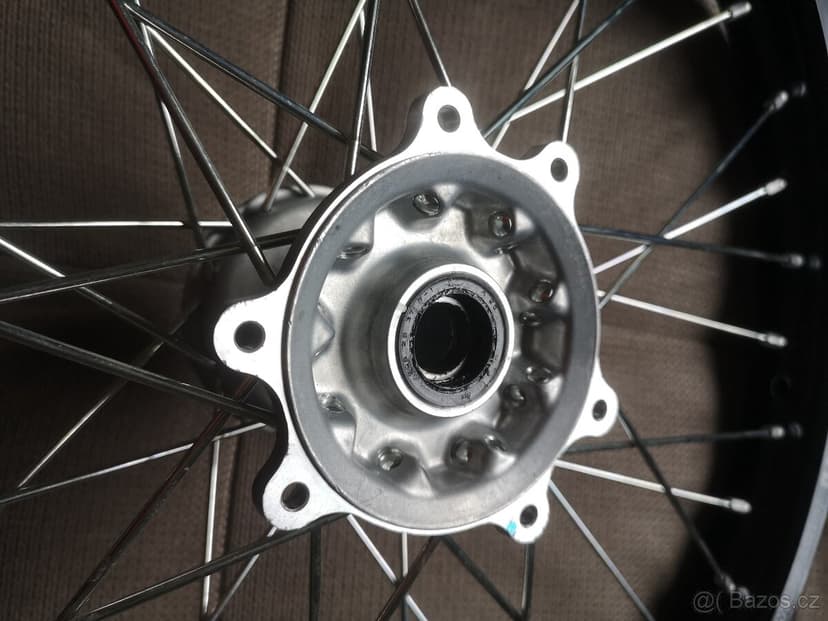 Honda CRF 450R, 2022, nové přední kolo.