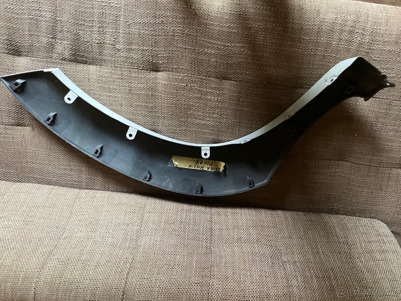 Toyota Hilux lemy blatníku