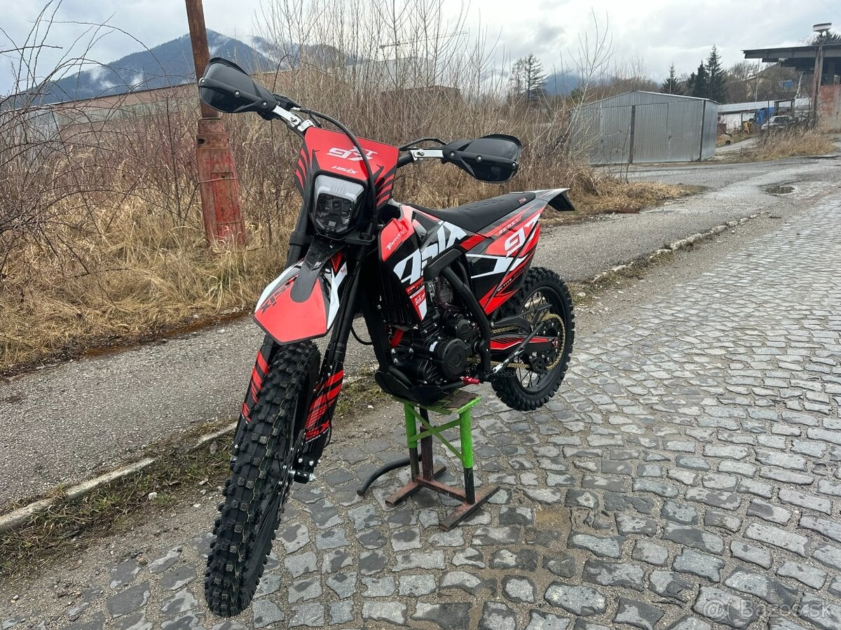 Enduro ASIX XT 97 300 vodou chladený + Štartér