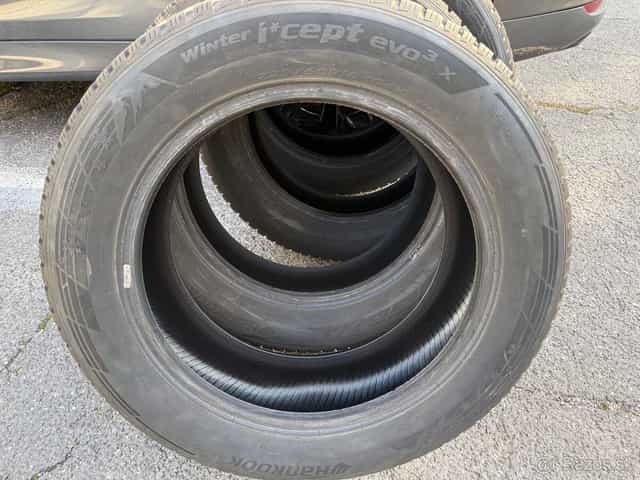Zánovné zimné pneu Hankook W330A 225/60 R18 XL pre SUV