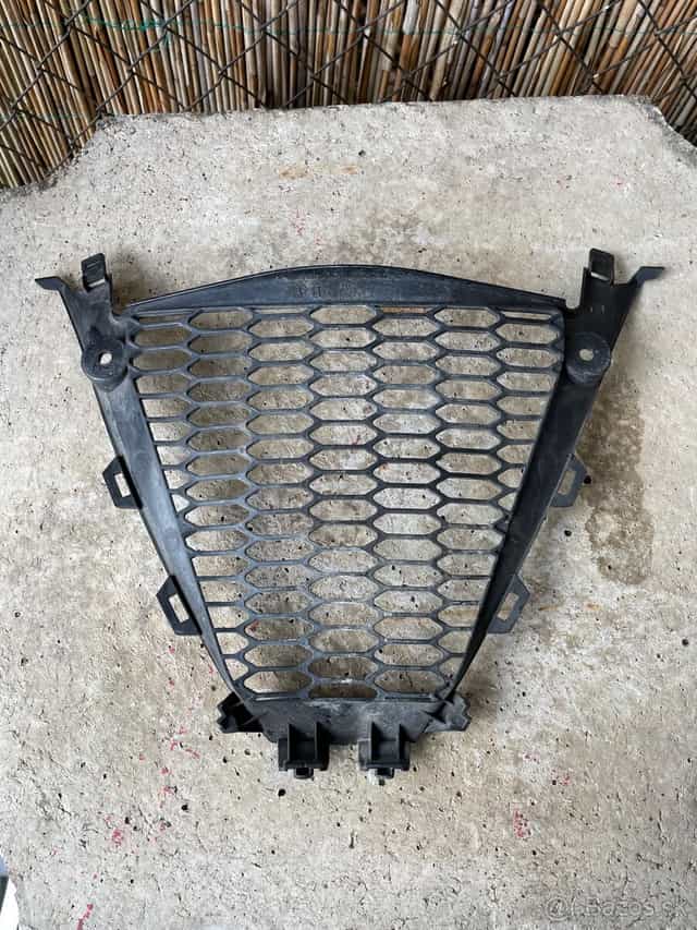 Mriežka v tvare písmena V na Suzuki GSX-R 1000 K7 K8