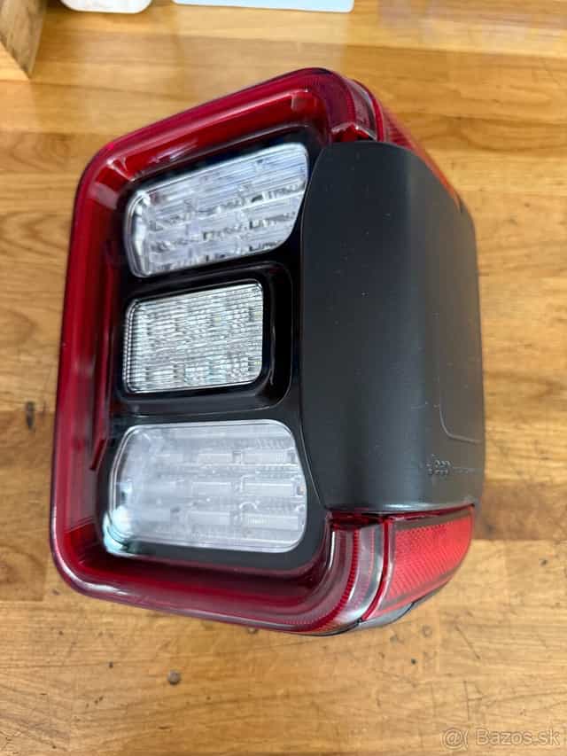 jeep gladiator zadne prave svetlo original komplet s radarom