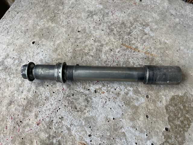 Predná os kolesa Suzuki GSX-R 1000 K7 K8