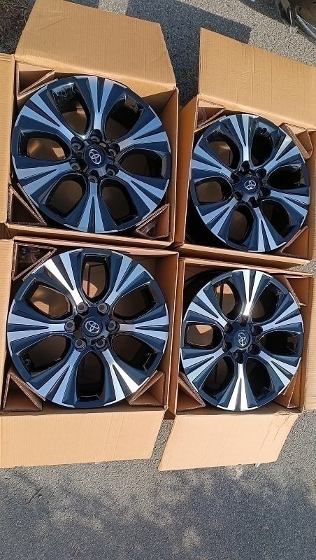 R19 toyota HILUX, LAND CRUISER a pod.