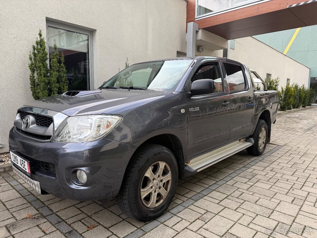 TOYOTA HILUX 2.5D 4X4 + UZÁVIERKA ZAD. DIFERENCIÁLU