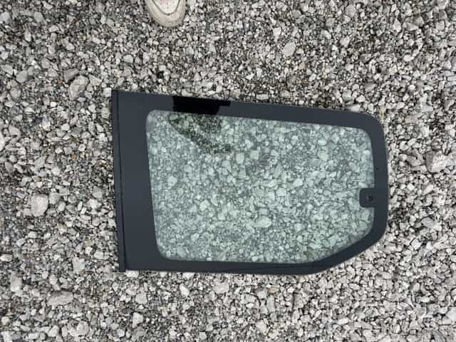 Predám lave bočné okno na Toyotu land cruiser 95