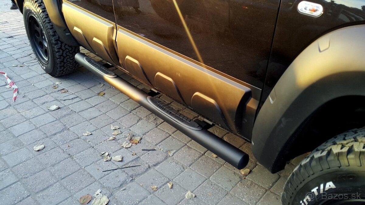 Bočné nášľapy stupačky Hilux L200 ČIERNE
