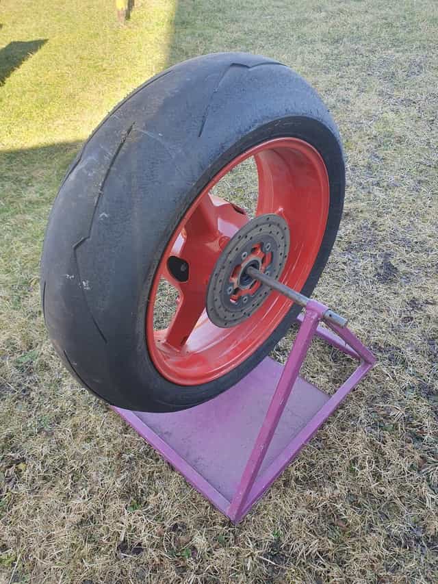 zadne koleso suzuki GSX-R 1000 a stojan na moto