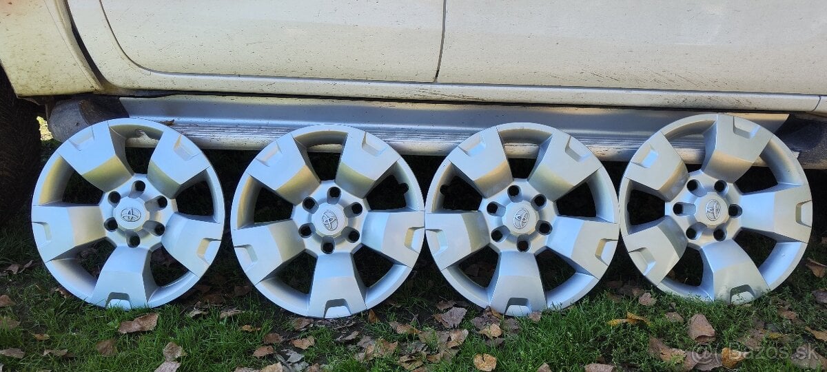 Predám puklice Hilux