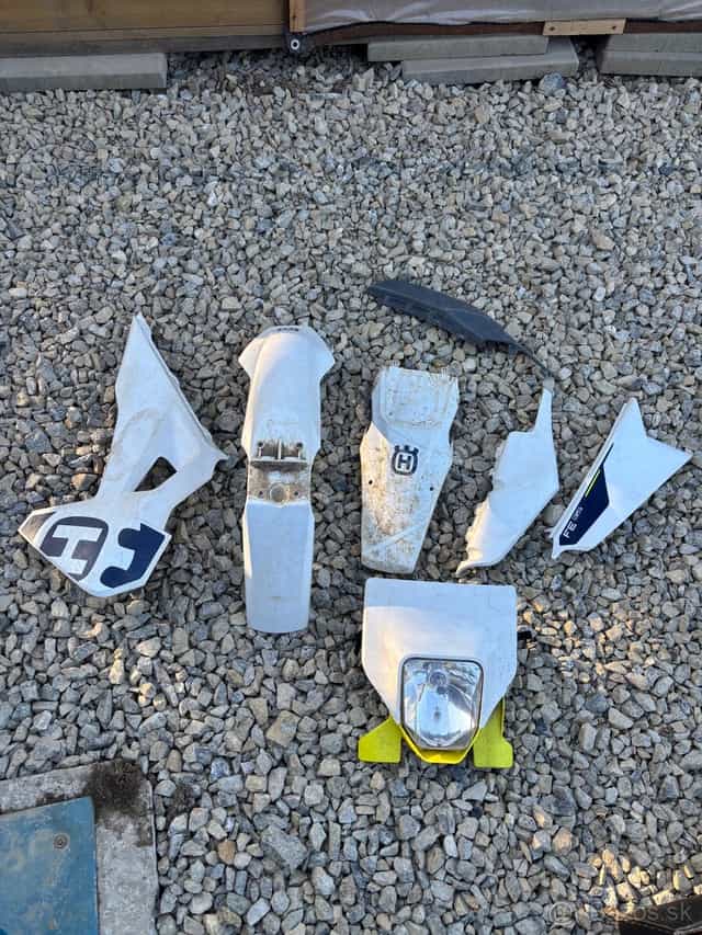 Predám nekompletnu sadu plastov Husqvarna te