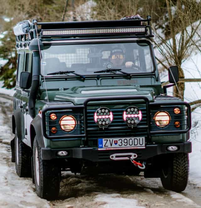 Predný pevnostný nárazník na Land Rover Defender