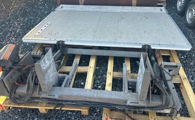 Prodám plošinu 12V Dhollandia na Iveco Daily