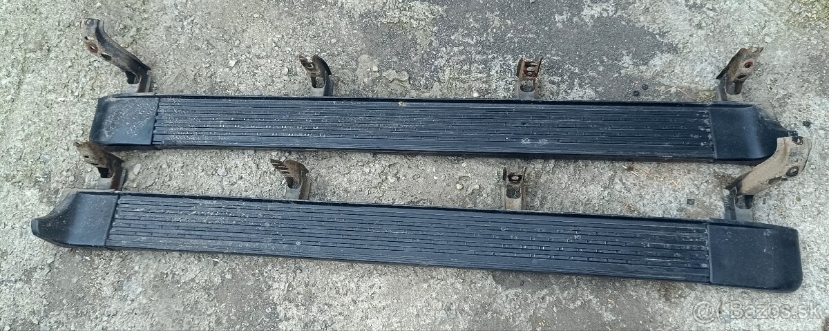 Toyota Land Cruiser J100 bocne naslapy