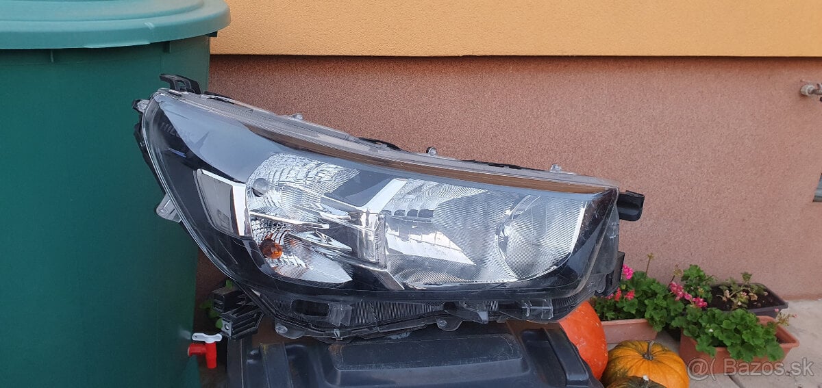 Predné pravé svetlo TOYOTA HILUX