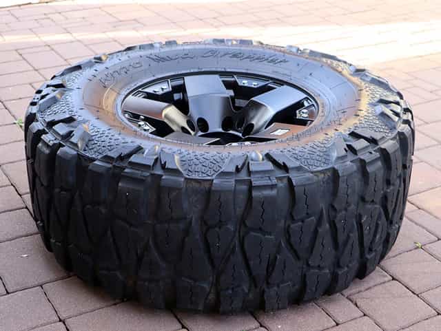 17" 8x165,1 KMC XD 37x13,5R17 NITTO – EXTREME HUMMER