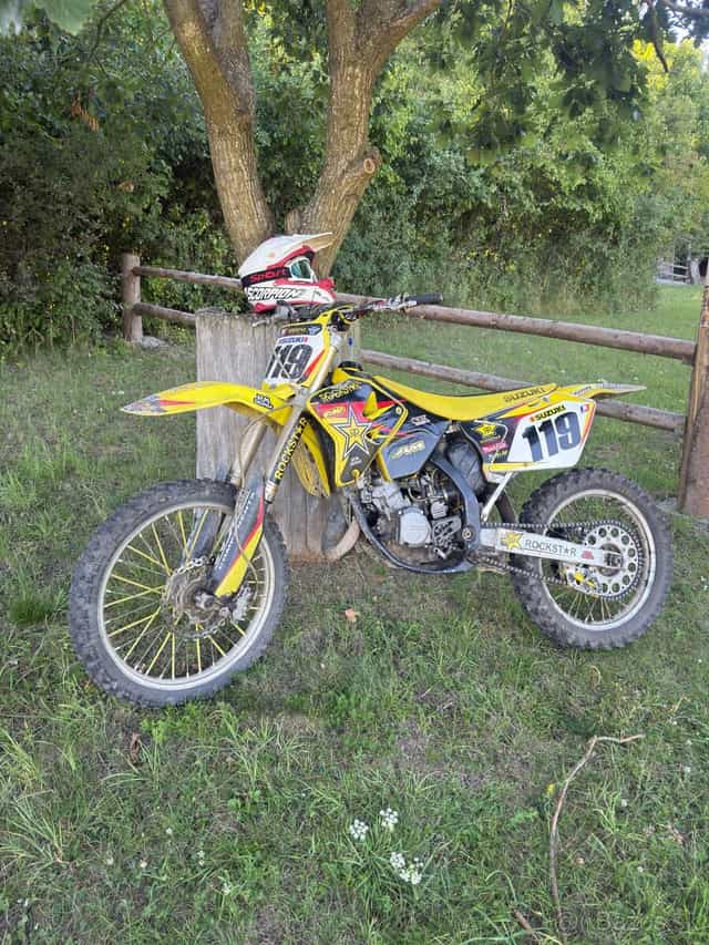 Suzuki rm 125 2T v zábehu