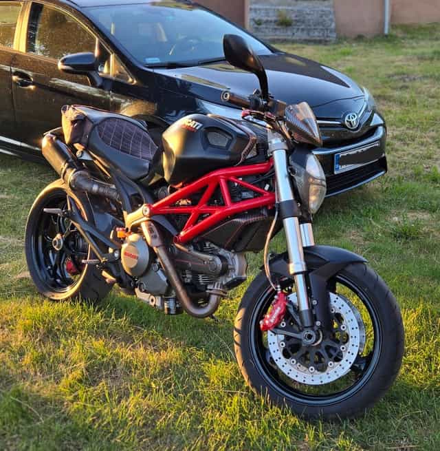DUCATI Monster 696