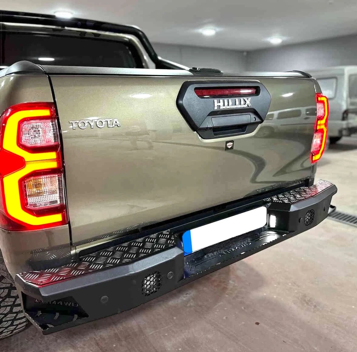 Pevnostný nárazník zadný Toyota Hilux