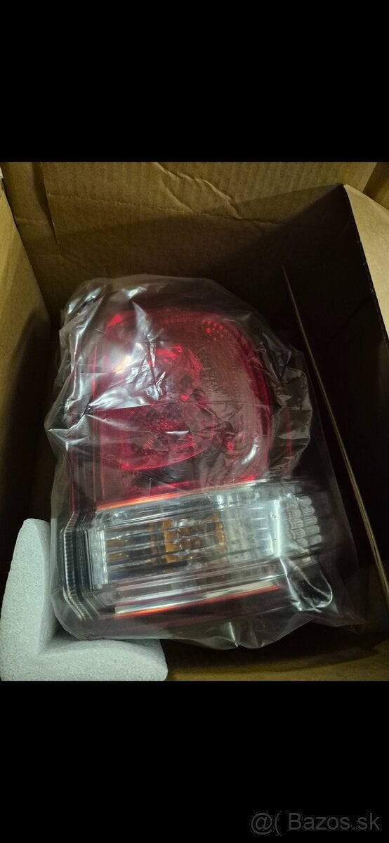 Zadne prave svetlo toyota land cruiser 200