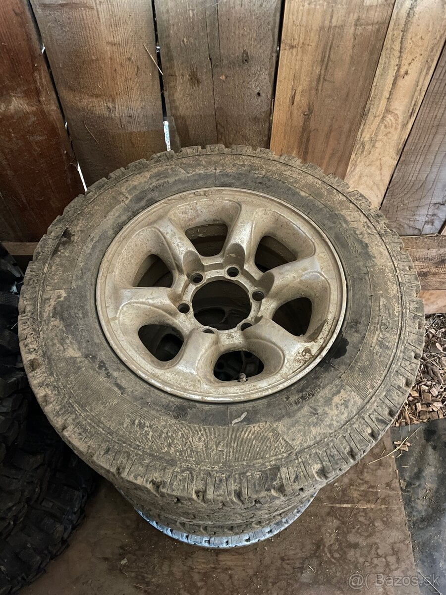 Disky s pneu 215/70R15