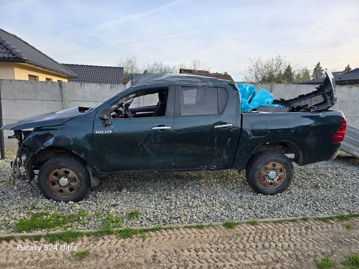 Predám havarovanú Toyota Hilux 2.4D, 110kW
