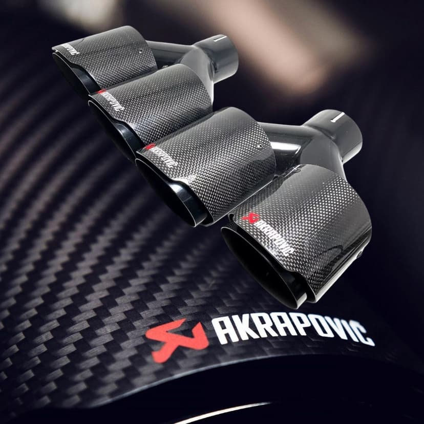 Nerezová koncovka výfuku Carbon dizajn s logom Akrapovič
