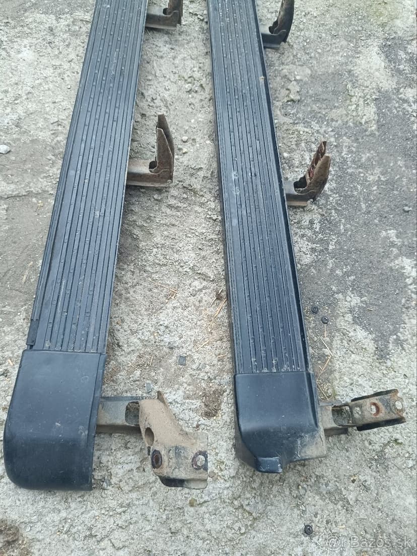 Toyota Land Cruiser J100 bocne naslapy