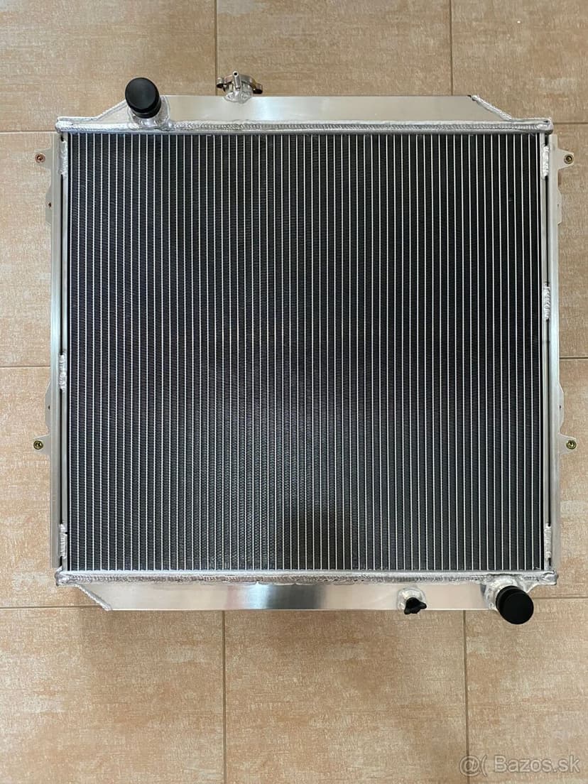 CELOHLINÍKOVÝ SPORTOVNÍ CHLADIČ TOYOTA LAND CRUISER KZJ90/95