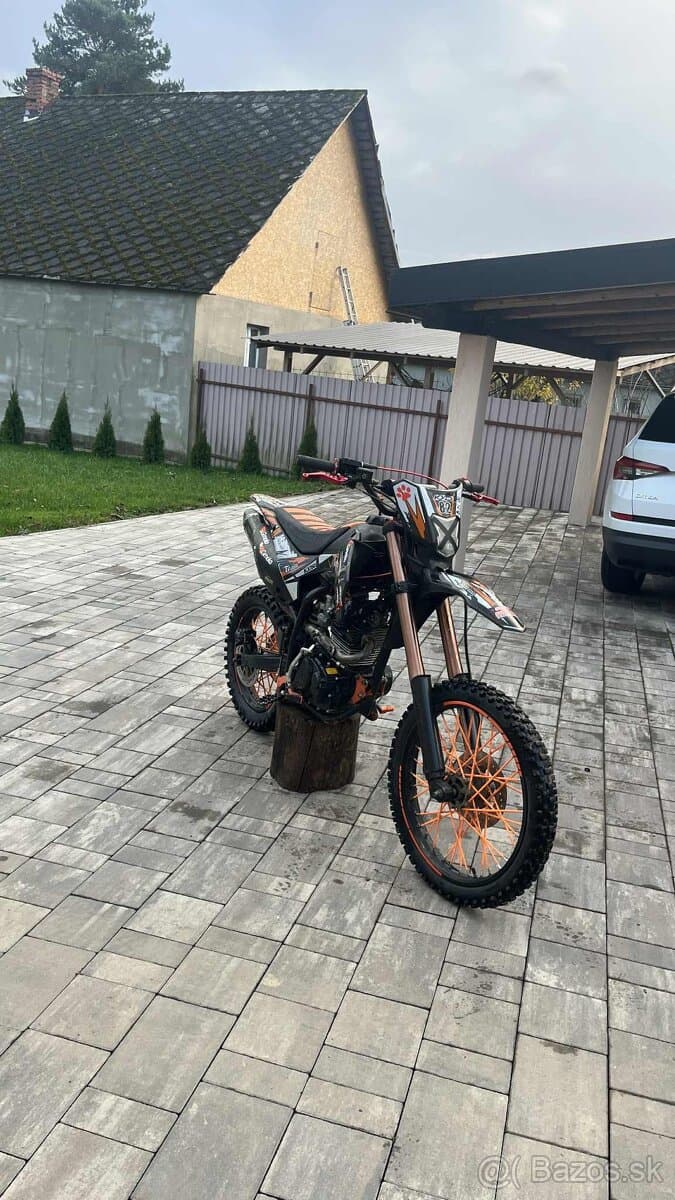 Predám motorku kxd 150