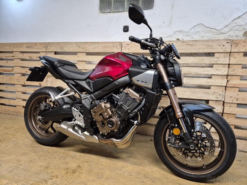 Prodám HONDA CB 650R E-Clutch, r. v. 2024, ABS, ČR,4572km