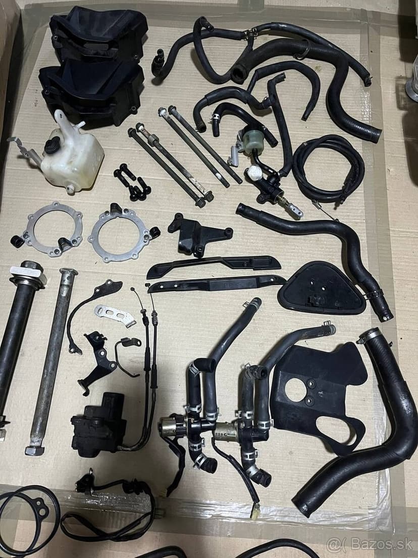 Yamaha R1 2004–2006 – nepoužité aj poškodené diely