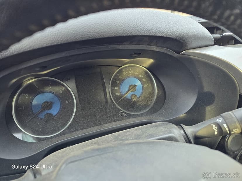 Predám havarovanú Toyota Hilux 2.4D, 110kW