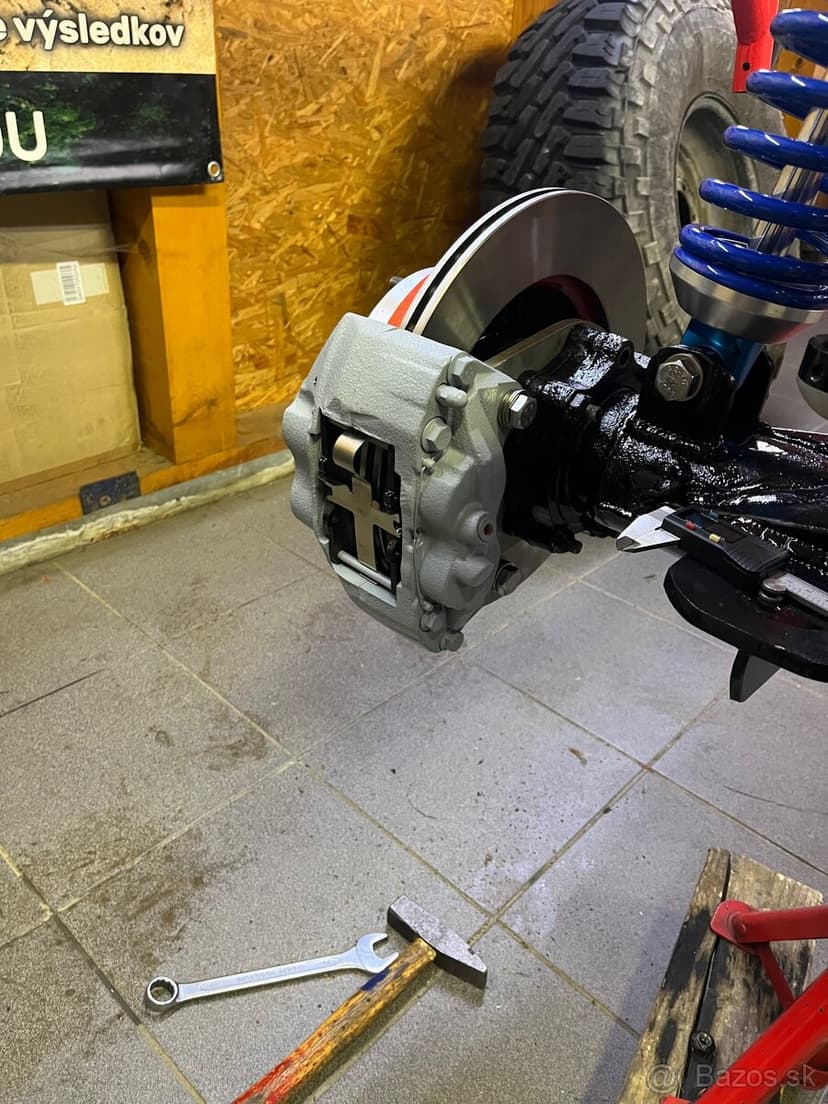 Príruba na 4-piestikové brzdy na nápravu Nissan Patrol