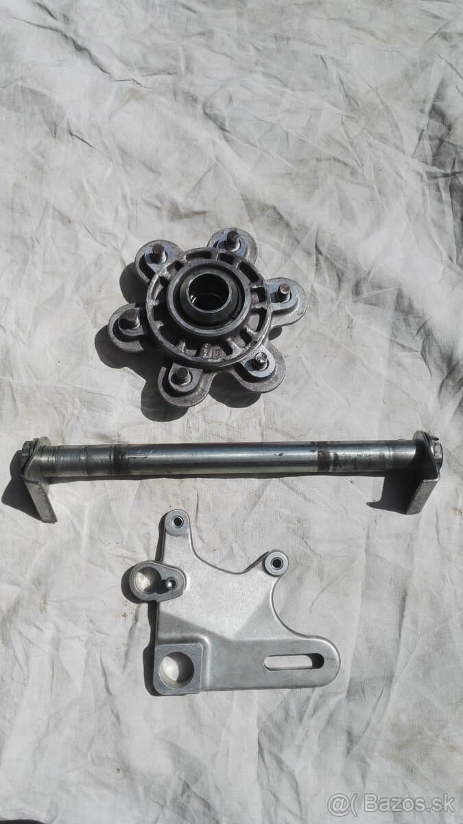 Unašeč rozety,unašeč zadnej brzdy a osa Ducati Monster 695