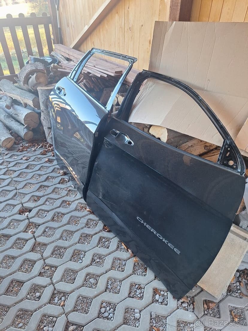 Predám dvere na JEEP CHEROKEE