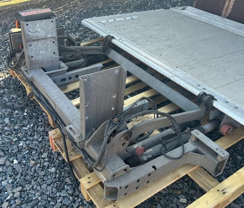 Prodám plošinu 12V Dhollandia na Iveco Daily