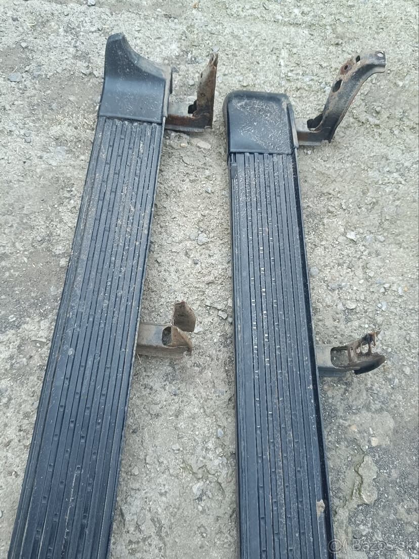 Toyota Land Cruiser J100 bocne naslapy