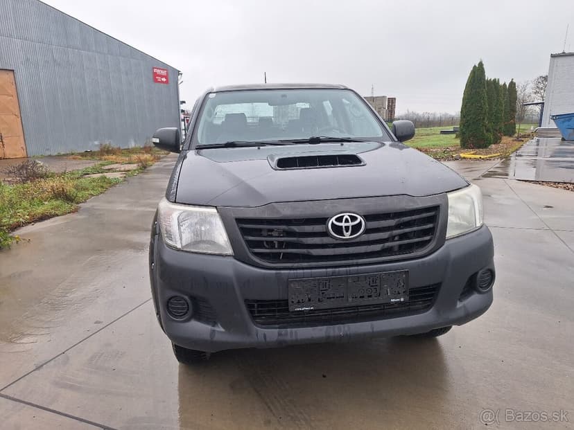TOYOTA HILUX 2,5 DIESEL 4X4 UZÁVIERKU MA