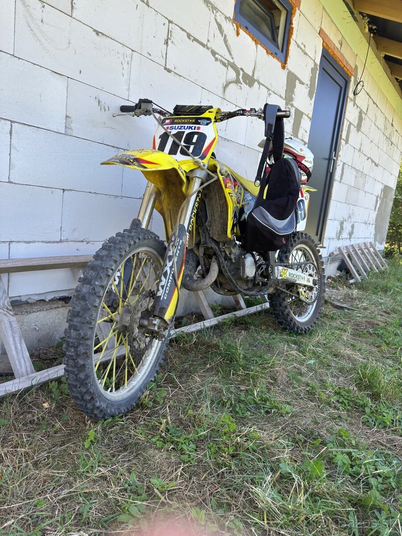 Suzuki rm 125 2T v zábehu