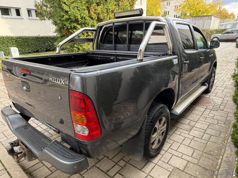 TOYOTA HILUX 2.5D 4X4 + UZÁVIERKA ZAD. DIFERENCIÁLU