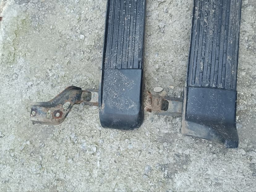 Toyota Land Cruiser J100 bocne naslapy