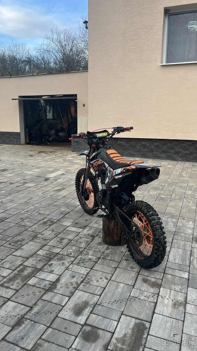 Predám motorku kxd 150